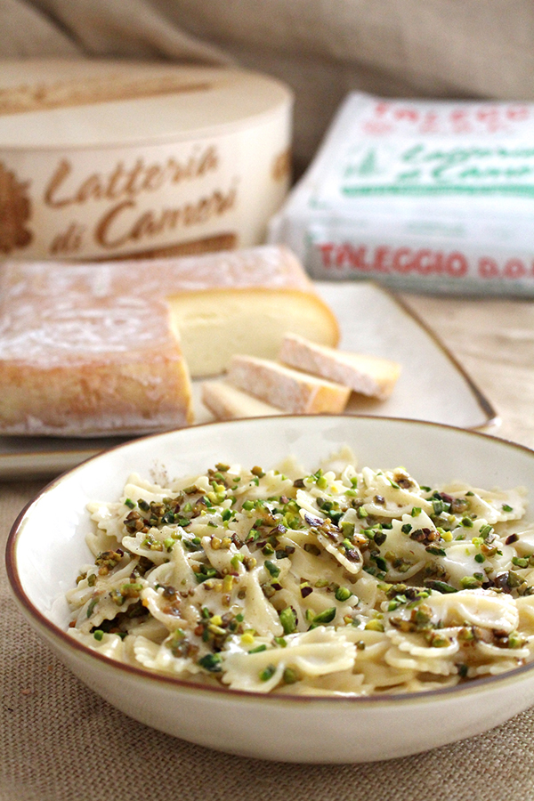 Farfalle con crema di taleggio e pistacchi