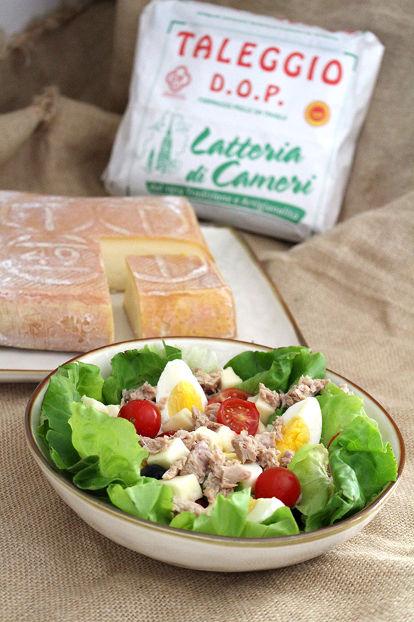 Insalata nizzarda con cubetti di taleggio