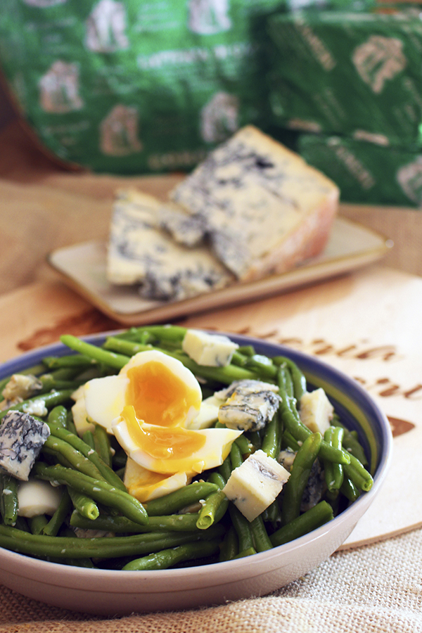 Insalata di fagiolini, uova barzotte e cubetti di gorgonzola piccante